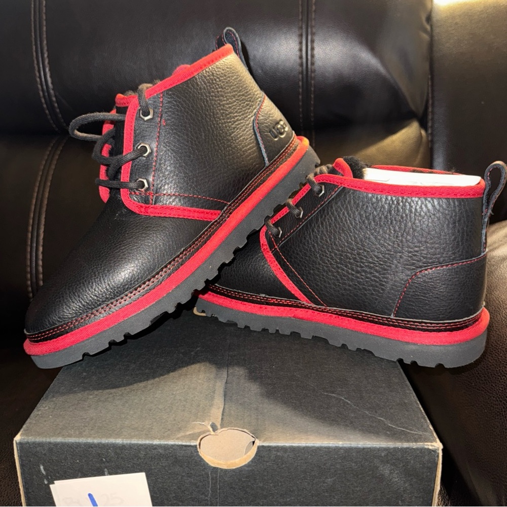 UGG Neumel Men’s Chukka Boots Men's Black Red Leather Size 7 New In The Box